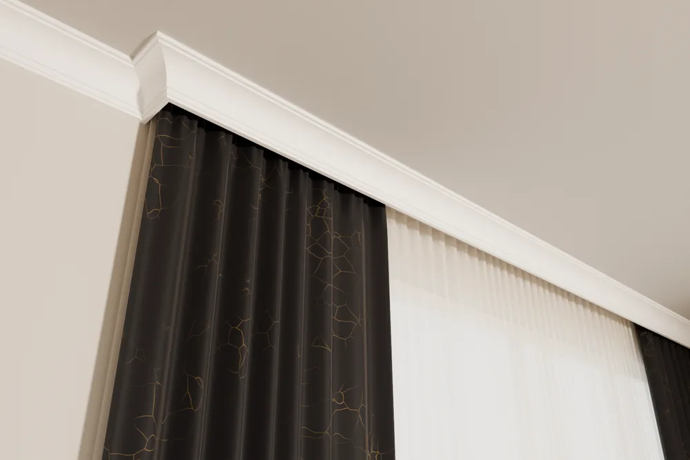 Cornișă pentru draperii montată pe tavan